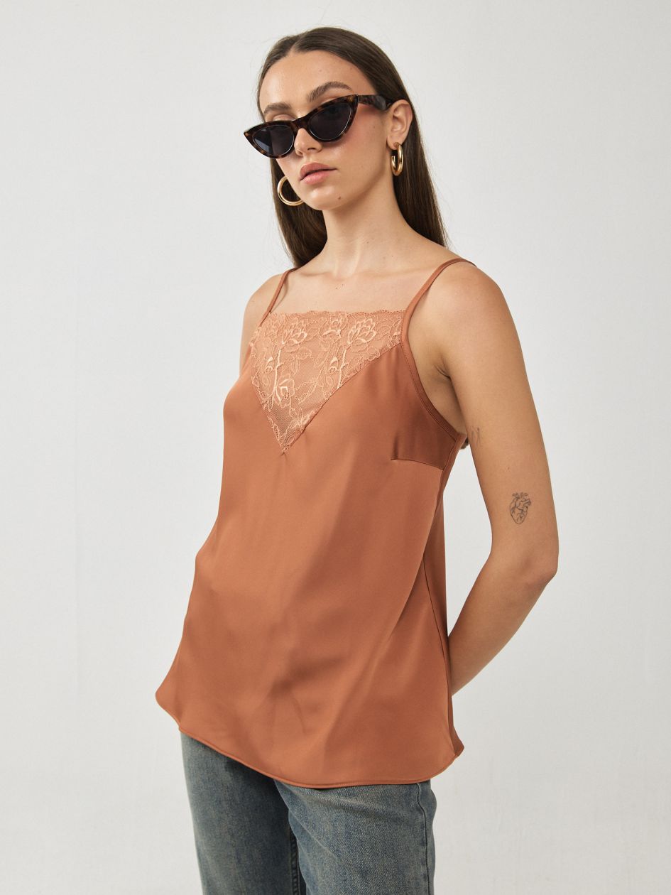 גופיה תחרה קדימה