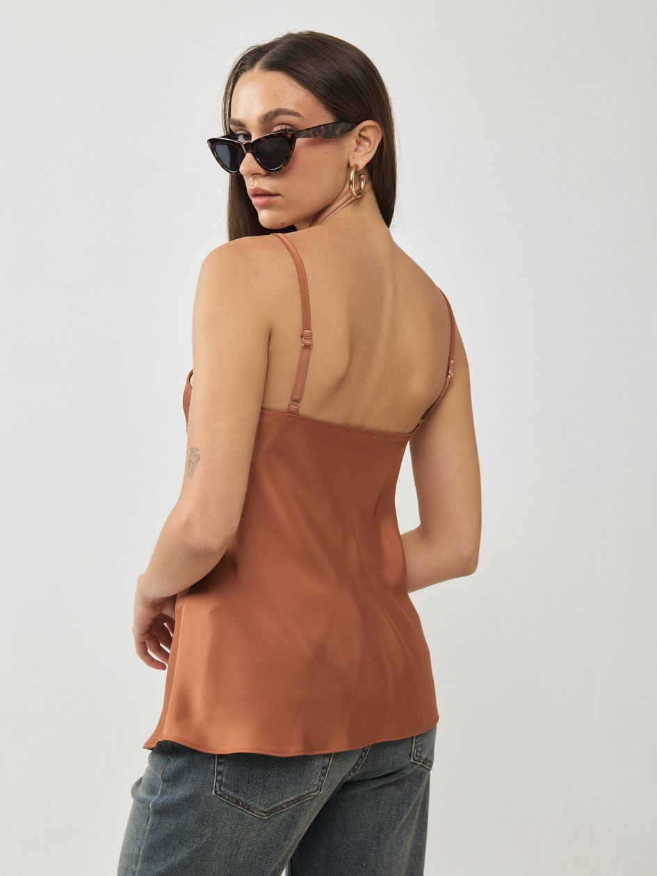 גופיה תחרה קדימה