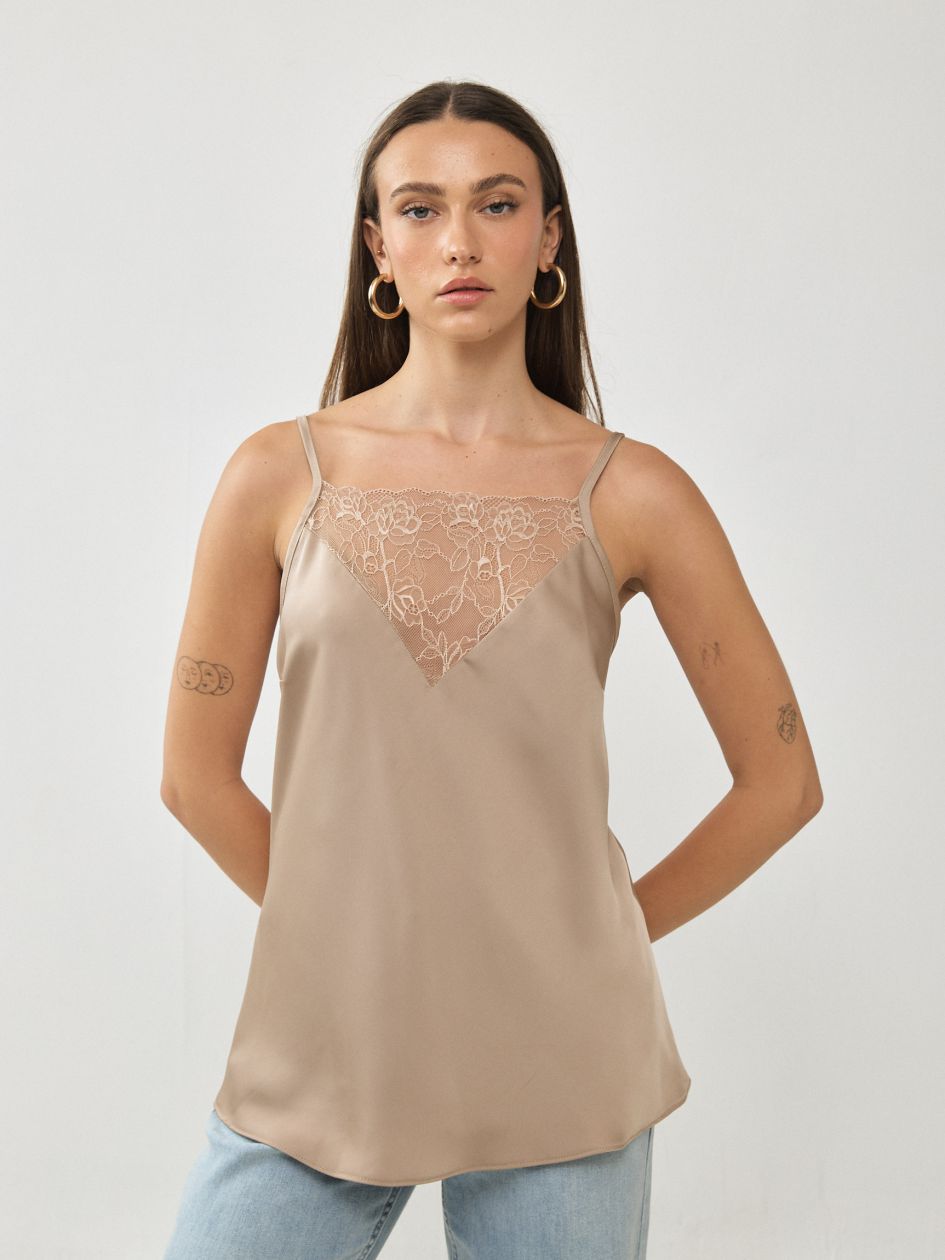 גופיה תחרה קדימה