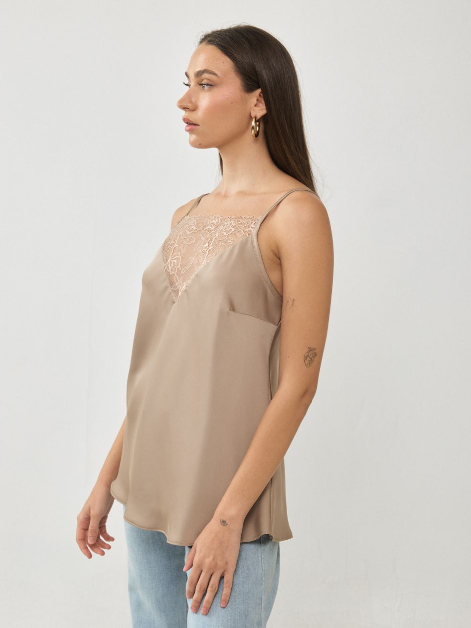 גופיה תחרה קדימה