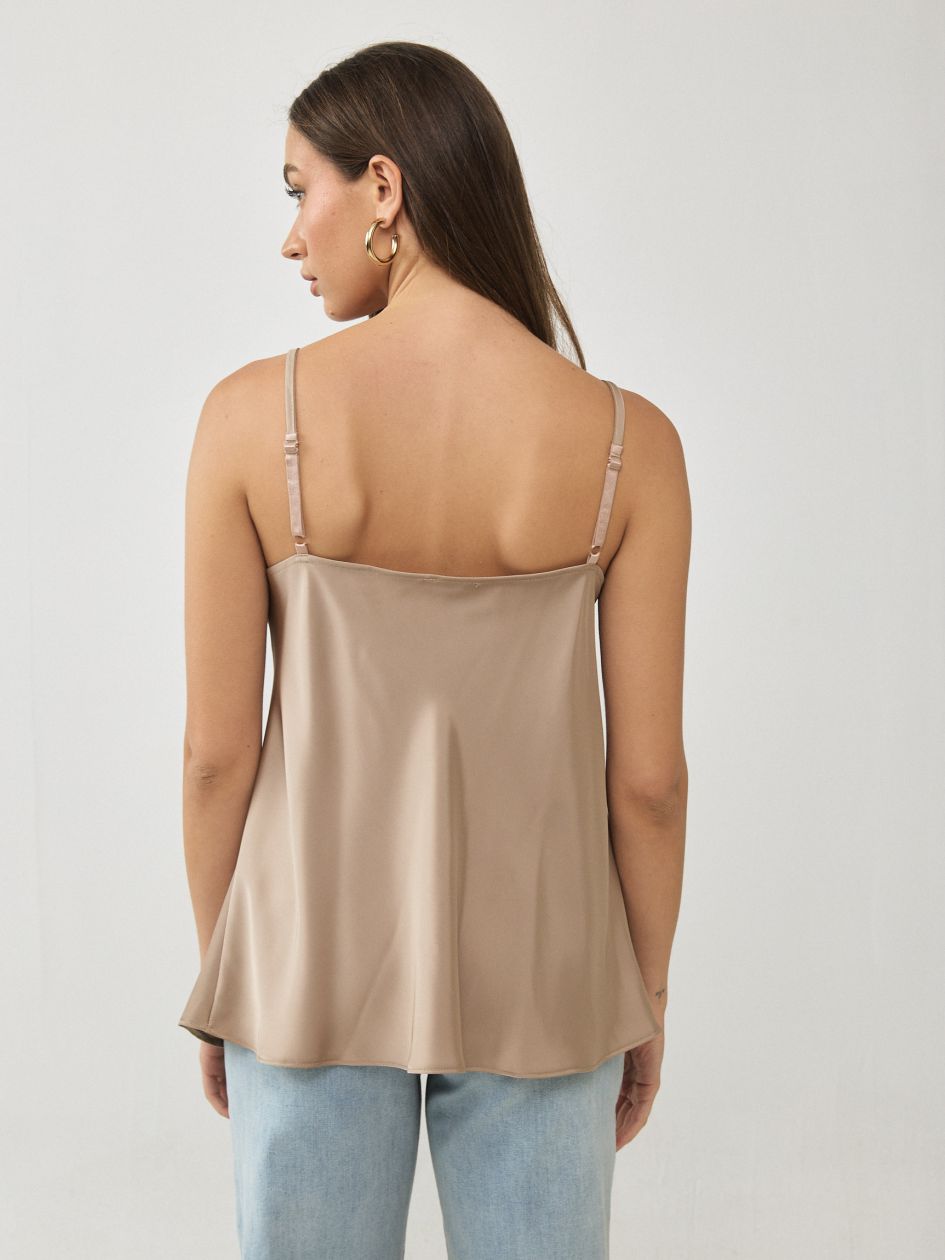 גופיה תחרה קדימה