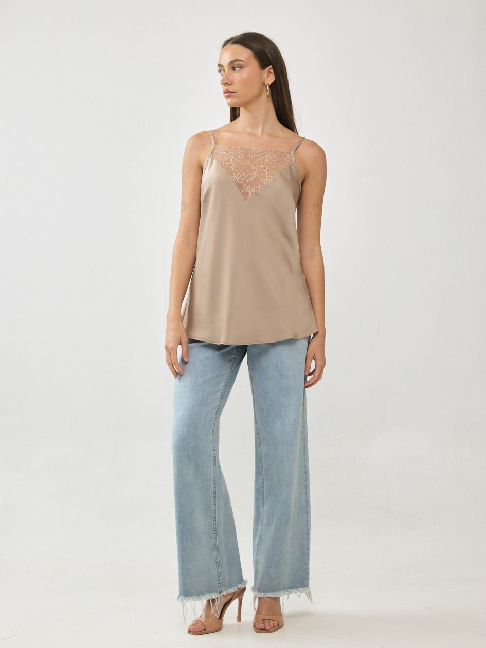 גופיה תחרה קדימה