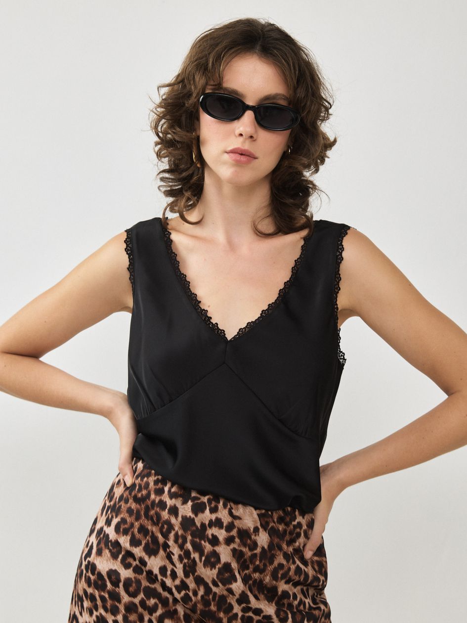 גופיה סאטן סרט תחרה